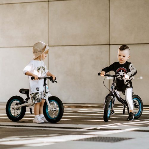 Cariboo csomag - Adventure futóbicikli - White/Blue bukósisakkal és ajándék védőfelszereléssel