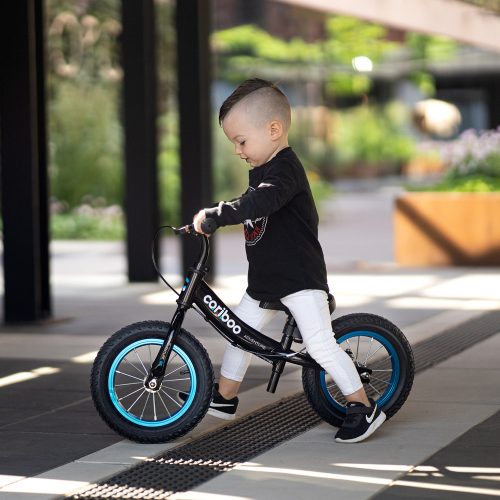 Cariboo csomag - Adventure futóbicikli - Black/Blue bukósisakkal és ajándék védőfelszereléssel