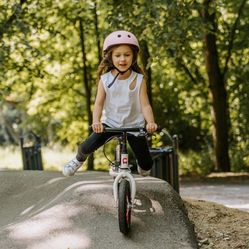 Cariboo csomag - Adventure futóbicikli - White/Pink bukósisakkal és ajándék védőfelszereléssel
