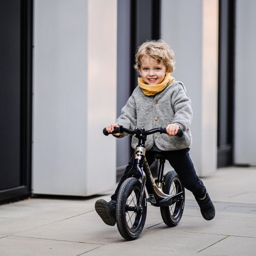 Cariboo csomag - Magnesium Air futóbicikli - Black/Gold bukósisakkal és ajándék védőfelszereléssel