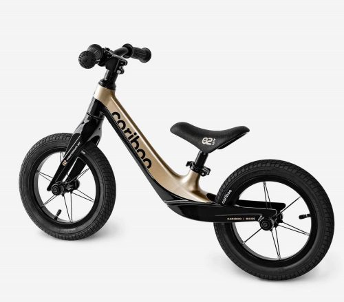 Cariboo csomag - Magnesium Air futóbicikli - Black/Gold bukósisakkal és ajándék védőfelszereléssel