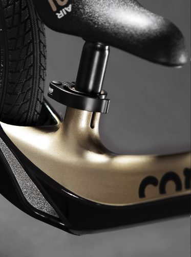 Cariboo csomag - Magnesium Air futóbicikli - Black/Gold bukósisakkal és ajándék védőfelszereléssel