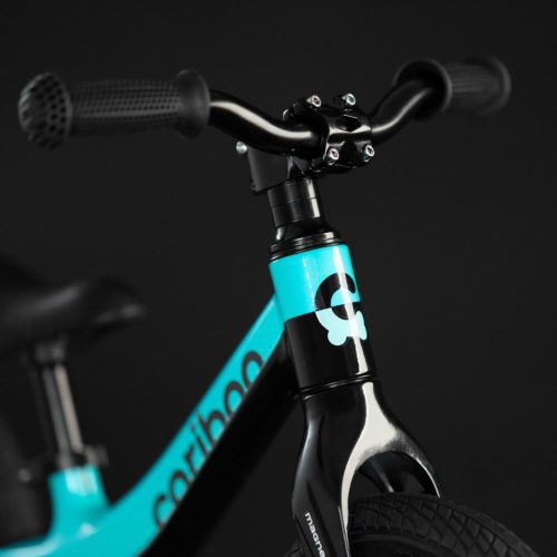 Cariboo csomag - Magnesium Air futóbicikli - Black/Turquoise bukósisakkal és ajándék védőfelszereléssel