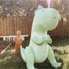 Sunnylife felfújható óriás spriccelő játék - Surfing Dino  