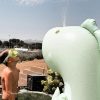 Sunnylife felfújható óriás spriccelő játék - Surfing Dino  