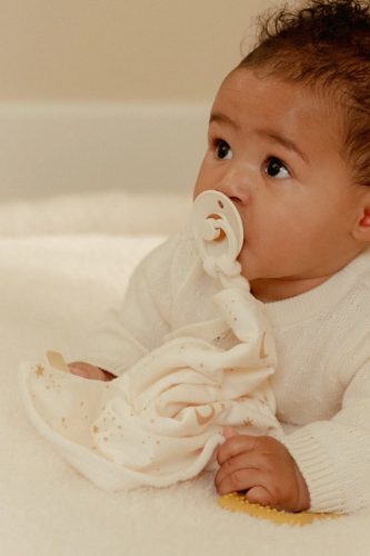 Little Dutch szundikendő rágókával - Newborn Naturals