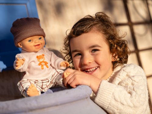 Paola Reina - Gordis játékbaba - Carlos mackós pulóverben és kockás nadrágban