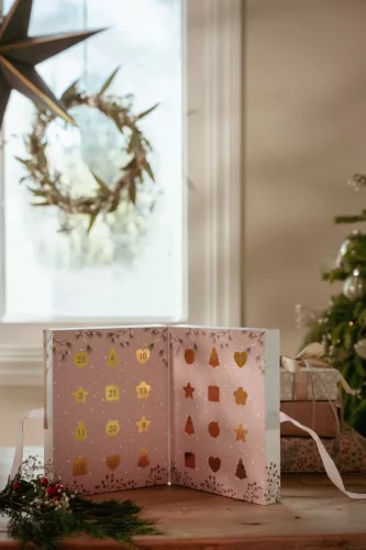 Little Dutch adventi kalendárium charm készítővel és matricával rózsaszín