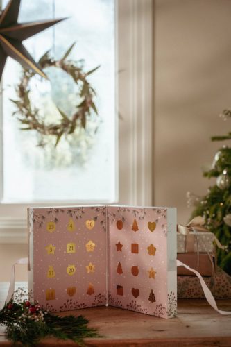 Little Dutch adventi kalendárium charm készítővel és matricával rózsaszín