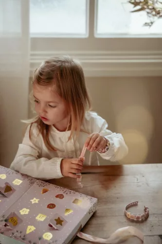 Little Dutch adventi kalendárium charm készítővel és matricával rózsaszín