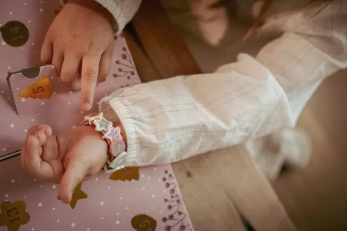 Little Dutch adventi kalendárium charm készítővel és matricával rózsaszín