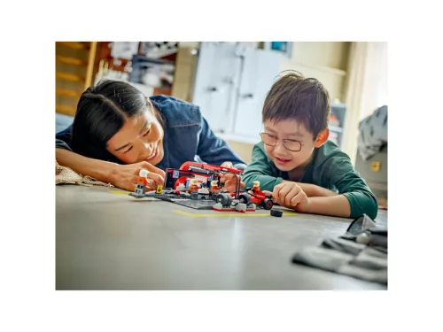 LEGO City 60443- F1-es boxutca és személyzet, Ferrari versenyautóval