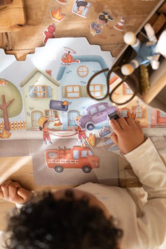 Little Dutch újrafelhasználható matricás füzet - Jim és barátai