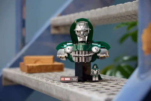 LEGO Super Heroes 76345 Dr Doom mellszobor