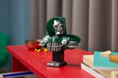 LEGO Super Heroes 76345 Dr Doom mellszobor