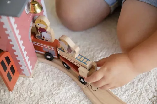 Little Dutch - Fa tűzoltóállomás  - Fa vasút kiegészítő