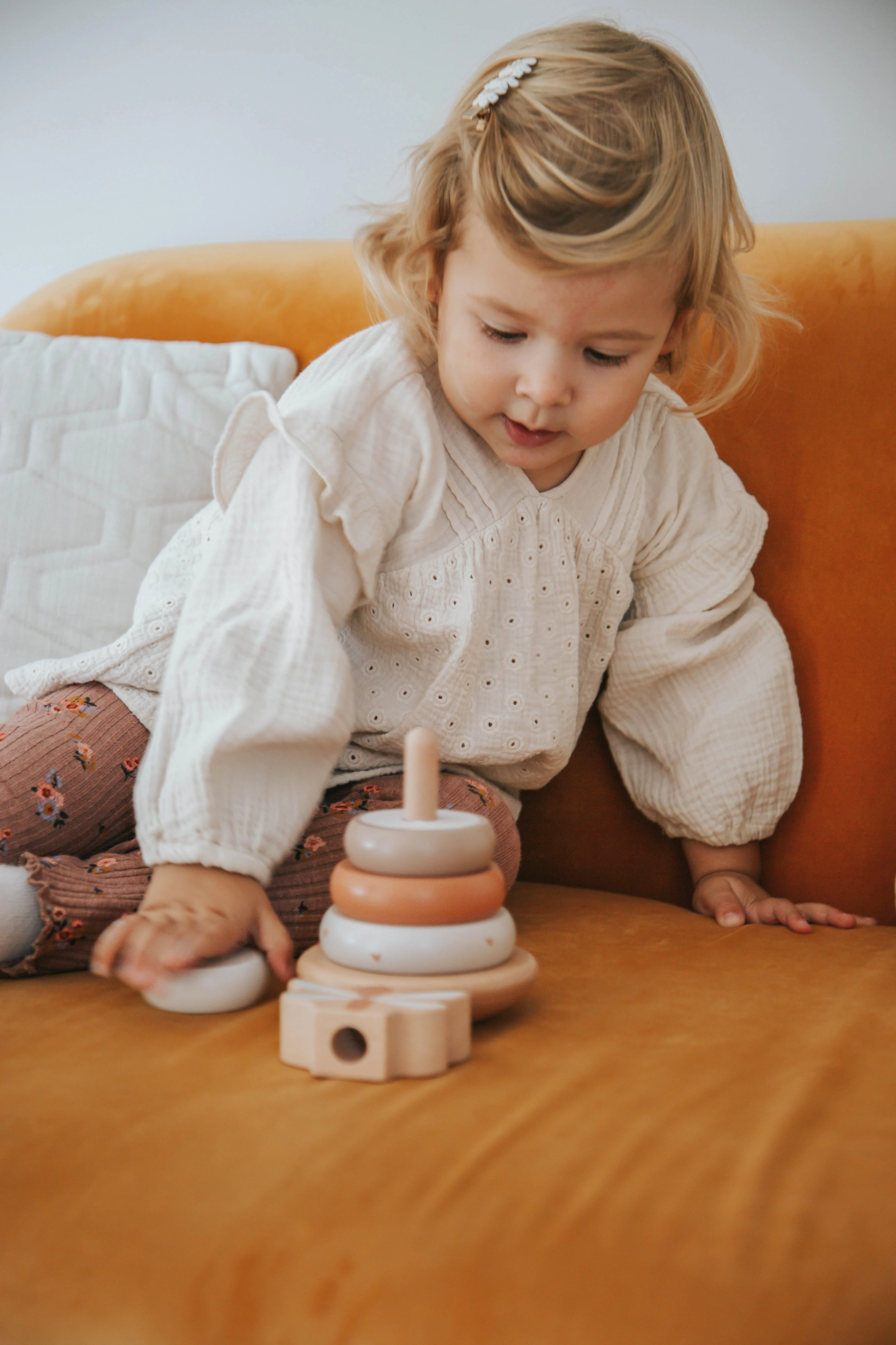 Kislány a nugát montesszori toronyépítővel játszik